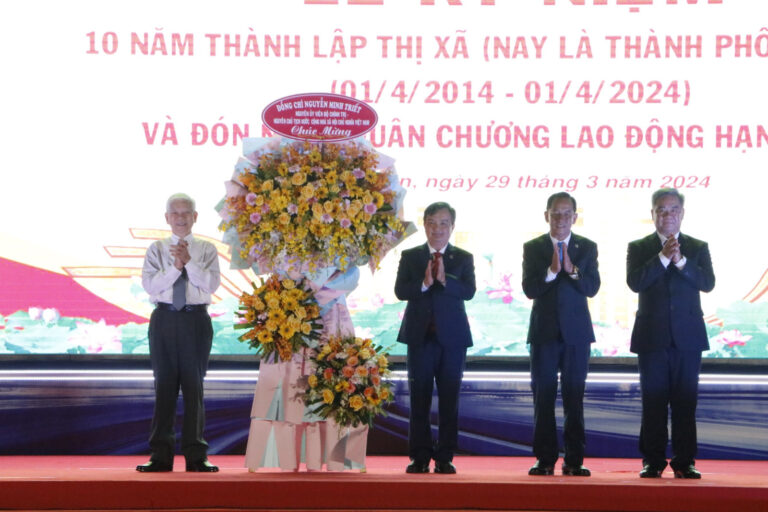TP.Tân Uyên: Kỷ niệm 10 năm thành lập thị xã và đón nhận Huân chương Lao động hạng nhất