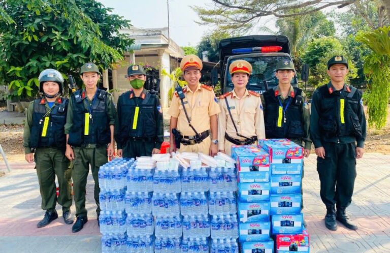 Cảnh sát giao thông ra quân “tiếp sức” để người dân về quê đón tết an toàn