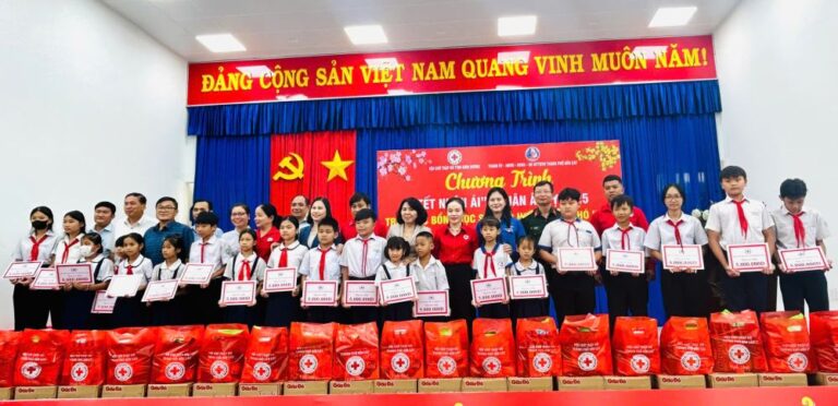 Mang “Tết Nhân ái” đến với người dân, học sinh có hoàn cảnh khó khăn