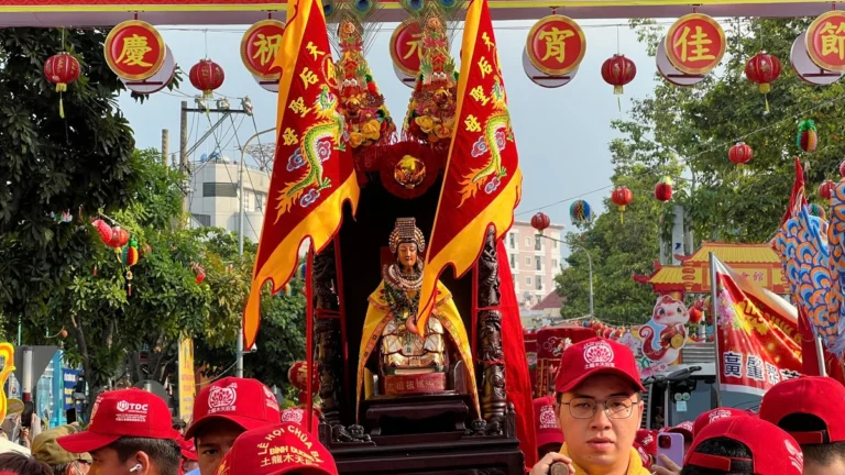 Hàng vạn người dự ‘lễ hội miễn phí’ miếu Bà Thiên Hậu tại Bình Dương