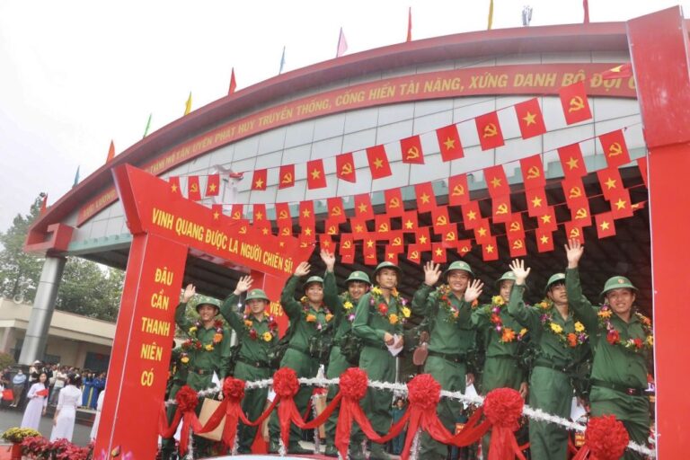Thanh niên Bình Dương hăng hái lên đường nhập ngũ